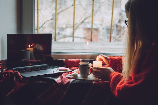 Donna che utilizza l'app di appuntamenti online sul laptop. san valentino, appuntamenti, incontri durante l'epidemia di coronavirus. l'amore a distanza ai tempi del coronavirus.