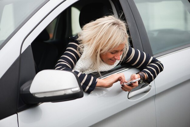 Photo woman using phone in car