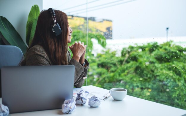 写真 テーブルに座っている女性が電話を使っている