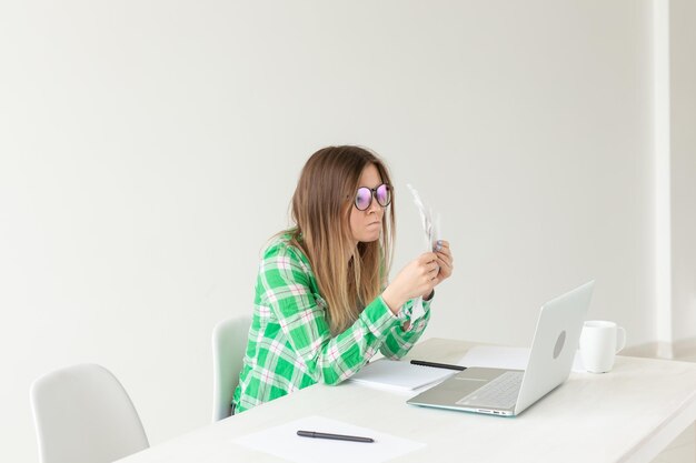 Photo woman using phone while sitting on table