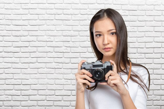 レトロな写真カメラを使用して女性