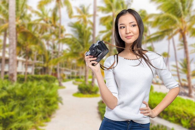 Женщина с использованием ретро фотоаппарат