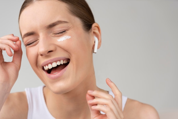 Foto donna che utilizza una crema per la cura della pelle