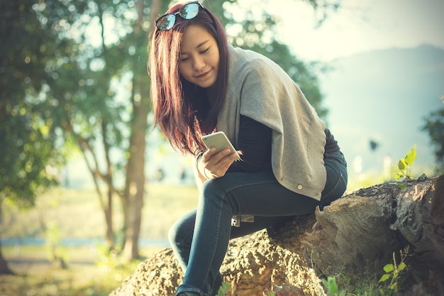 スマートフォンを使っている女性