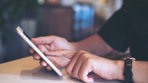 スマートフォンを使っている女性