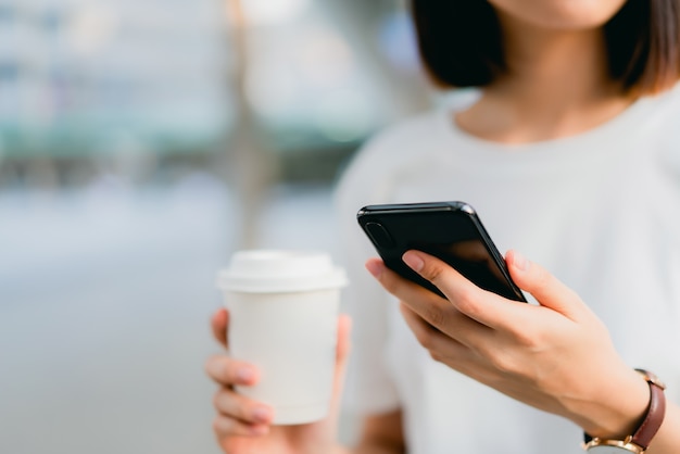 Donna che utilizza smartphone, durante il tempo libero. il concetto di usare il telefono è essenziale nella vita di tutti i giorni.