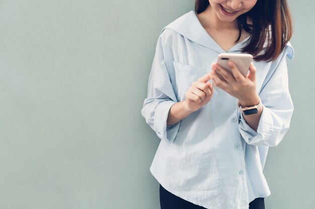 Donna che utilizza smartphone, durante il tempo libero.