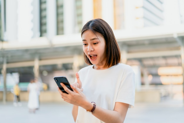 Donna che utilizza smartphone, durante il tempo libero.