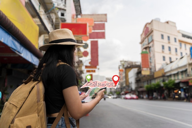 낮 동안 도로에서 스마트폰 내비게이션 앱을 사용하는 여성 모바일 화면의 모든 것은 인터넷으로 여행할 수 있도록 지도를 확인하도록 설계되었습니다.