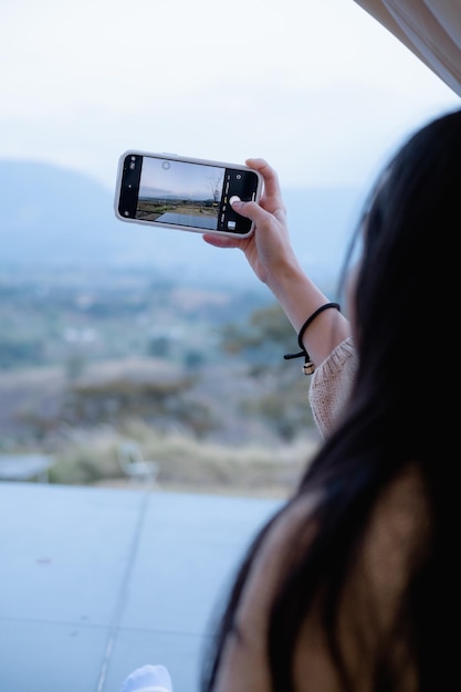 La donna che utilizza lo smartphone scatta una foto a khao kho thailandia