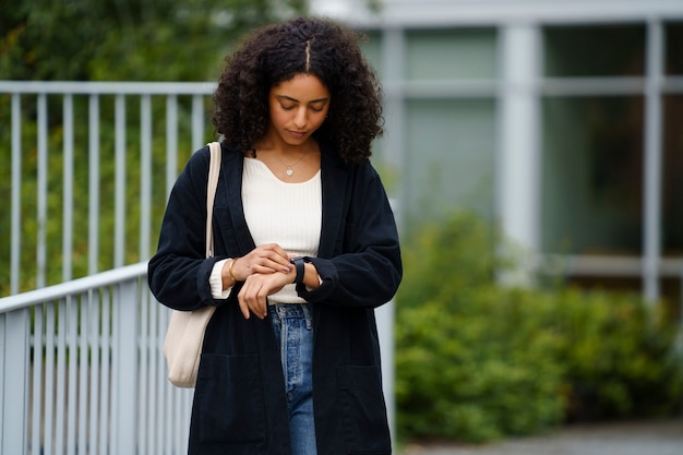 Foto donna che utilizza la tecnologia smartphone