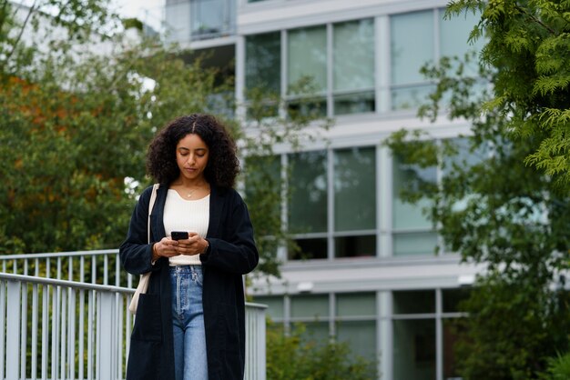 スマートフォン技術を使用している女性