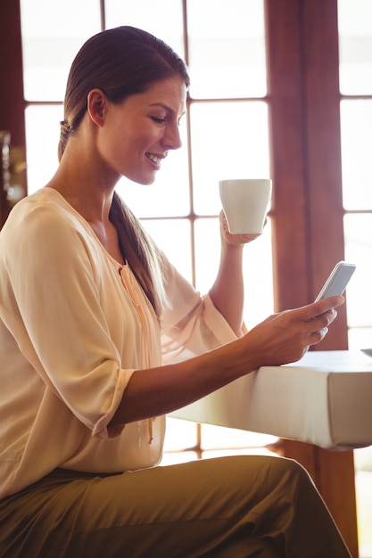 スマートフォンを使用して女性