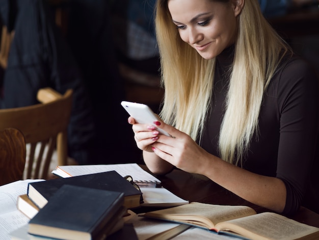 スマートフォンを使用して女性