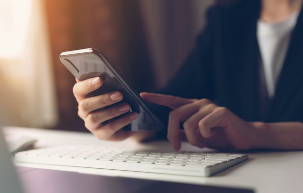 Photo woman using smartphone.