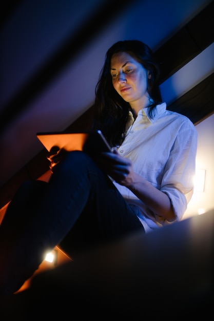 Женщина с помощью планшетного компьютера