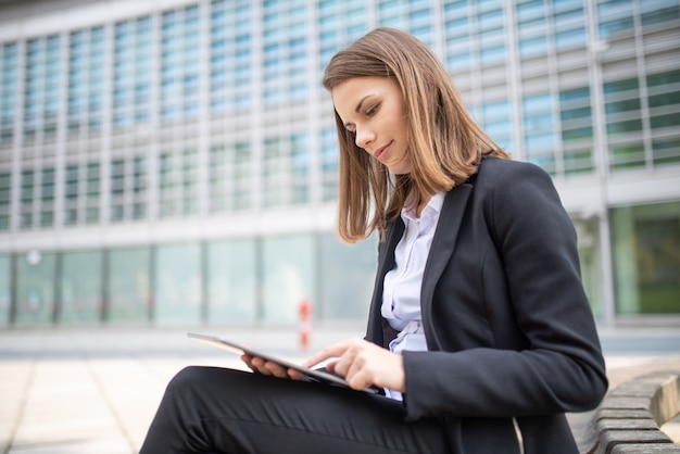 彼女のオフィスからタブレットを使用して女性