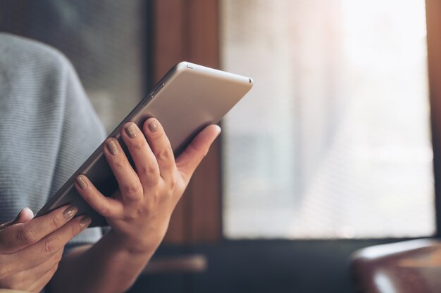 カフェ、タブレットPCを使用して女性