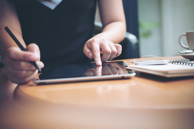 タブレットPCを使用している女性