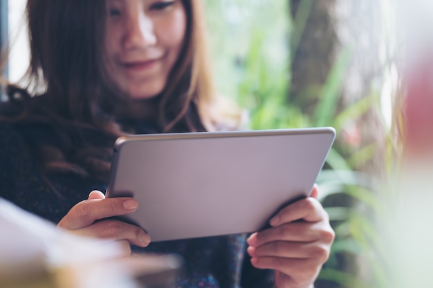 タブレットPCを使用している女性