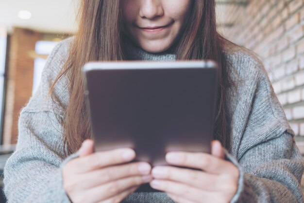 写真 タブレットpcを使用している女性