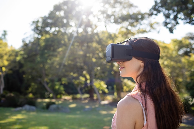 Женщина, используя гарнитуру VR в парке