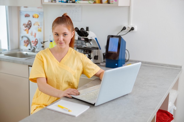 Veterinario della donna che si siede all'interno della clinica moderna