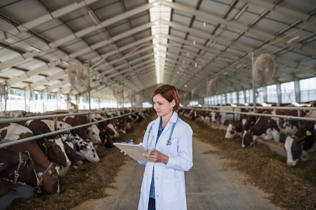 Foto dottoressa veterinaria che lavora nell'industria dell'agricoltura a latte