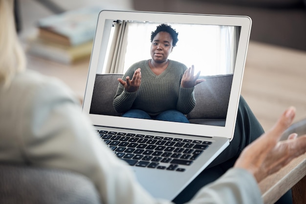 Foto videochiamata e terapia della donna sullo schermo del laptop per consigli di supporto o aiuto con la salute mentale durante la riunione online psicologo o terapista virtuale parla con il cliente o la persona africana al computer