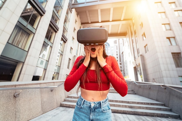 Женщина в шлеме виртуальной реальности идет по улице