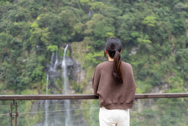 Photo woman visit wulai waterfalll in taiwan
