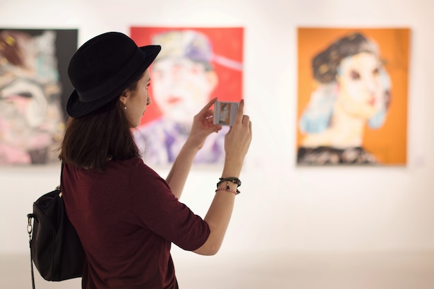 Foto concetto di stile di vita di visita della galleria di arte della donna