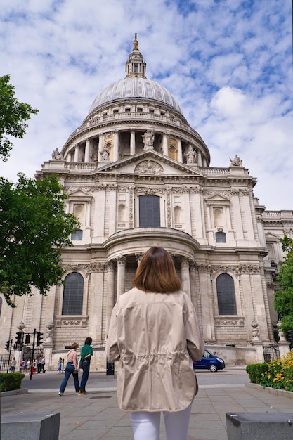 ロンドンのセント・ポール大聖堂を訪れる女性