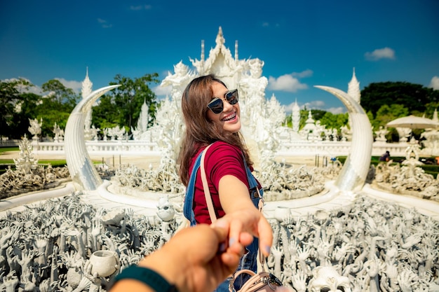 Donna che visita il tempio bianco a chiang rai thailandia