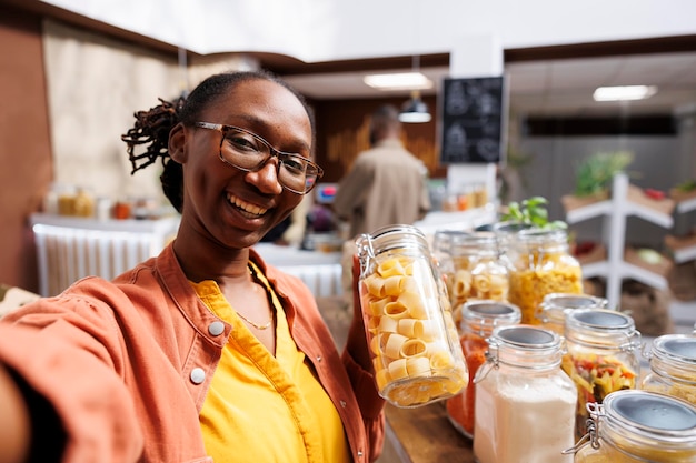 Photo woman vlogging in a biofood shop