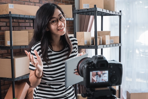 Vlogging della donna davanti allo scaffale dei pacchetti