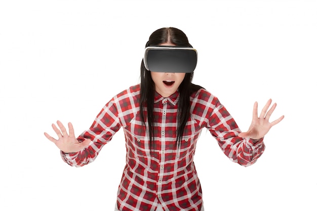 VR 헤드셋 잡기와 재생에 여자입니다.