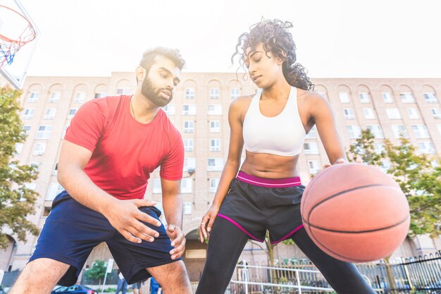 Donna contro l'uomo che gioca a basket a toronto