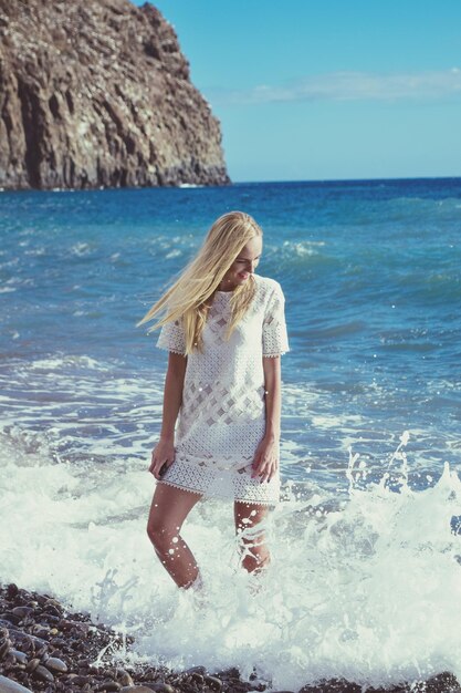 Photo woman wading in sea against sky