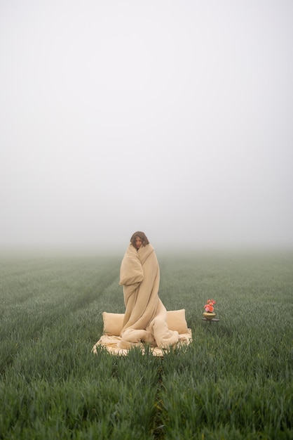 Женщина просыпается на поле на открытом воздухе