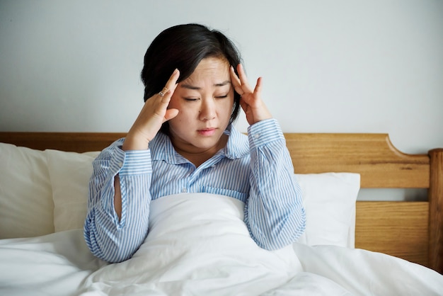 Photo a woman waking up with headache