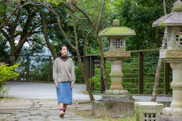 公園を歩く女性