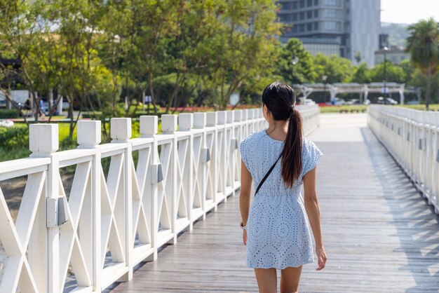 대만 발리의 목조 다리 산책로를 는 여성