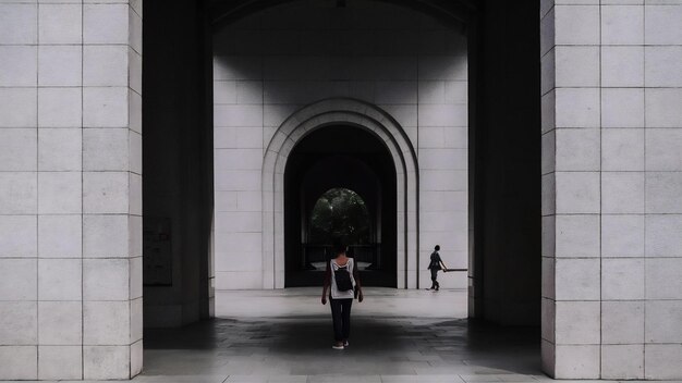 Photo woman walking at archway of chiang kai shek memorial hall in taipei taiwan