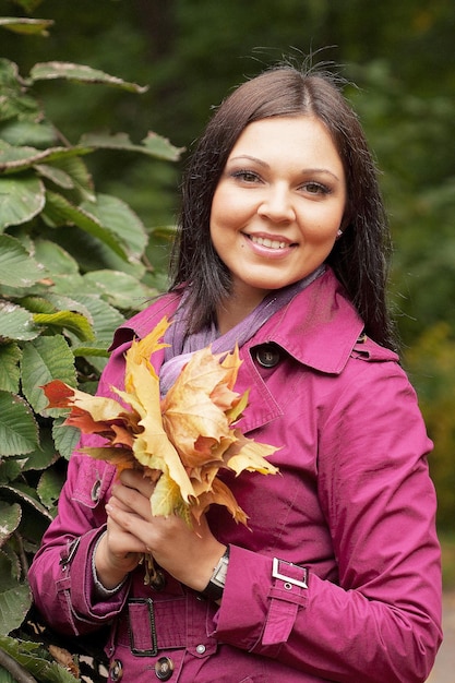 Donna che cammina nel parco di autunno