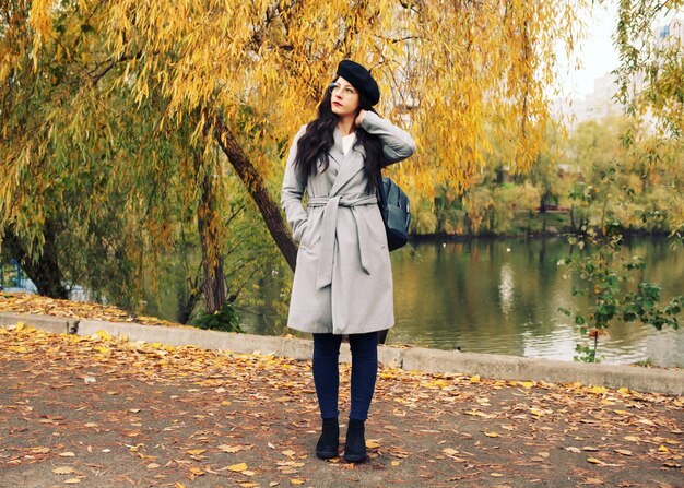 가을 공원에서 산책하는 여자