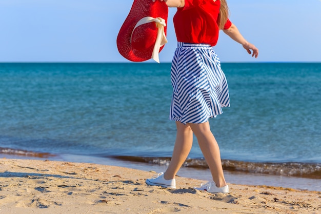 Donna che cammina sulla spiaggia