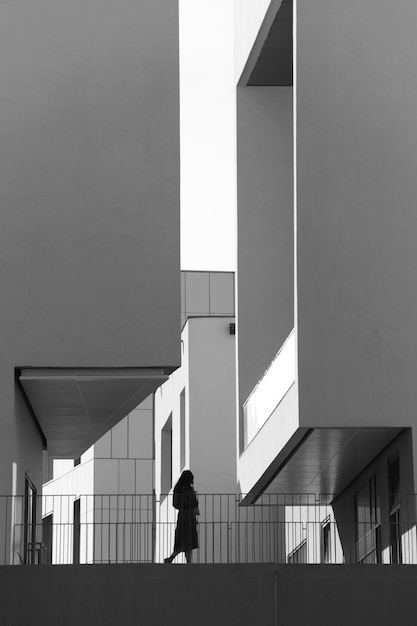 Photo woman walking in building corridor