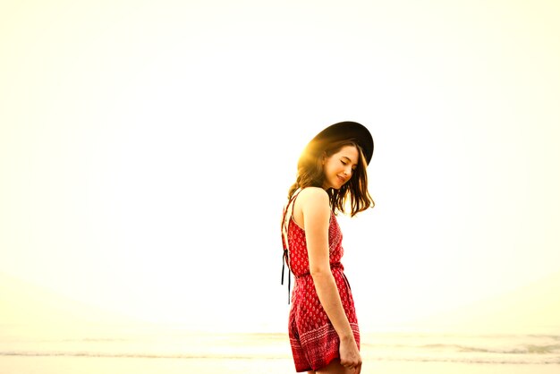 Photo woman walking by the beach