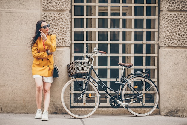 街を歩いている女性。イタリアの都市で屋外の若い魅力的な観光客